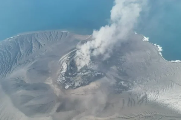 erupsi-selama-25-jam-potensi-letusan-susulan-anak-krakatau-belum-berakhir-wrn