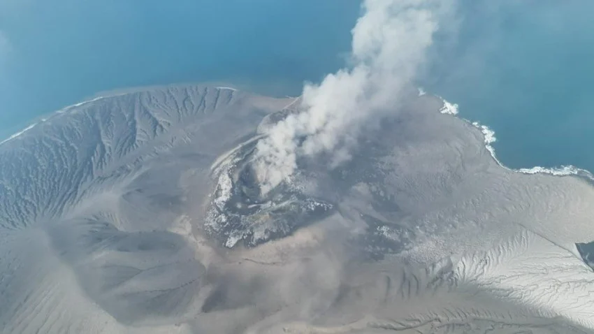 erupsi-selama-25-jam-potensi-letusan-susulan-anak-krakatau-belum-berakhir-wrn