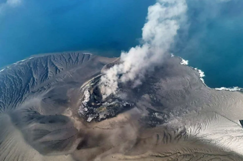 gunung-anak-krakatau-kembali-erupsi-terekam-28-detik-eqk