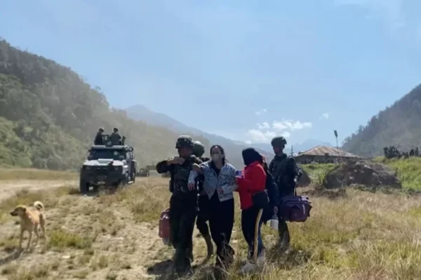 pangkoops-tni-habema-evakuasi-istri-aris-sanda-korban-kekejaman-kkb-dari-mbua-bhr