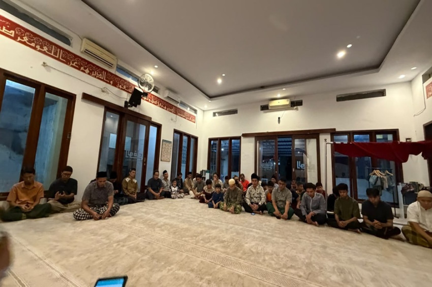 tetangga-dan-kerabat-gelar-doa-bersama-untuk-keselamatan-fotografer-inews-yudistiro-pranoto-xqe
